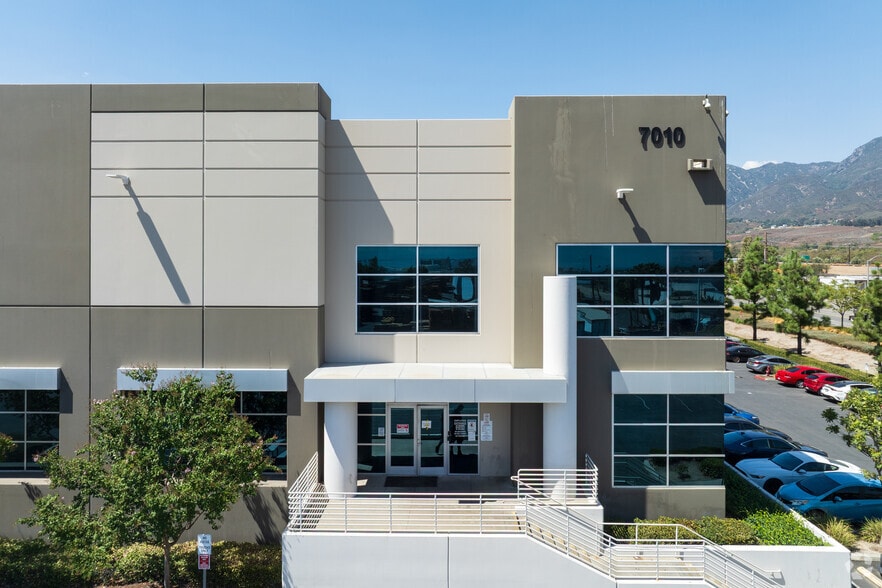 7010 N Cajon Blvd, San Bernardino, CA à louer - Photo du bâtiment - Image 3 de 8