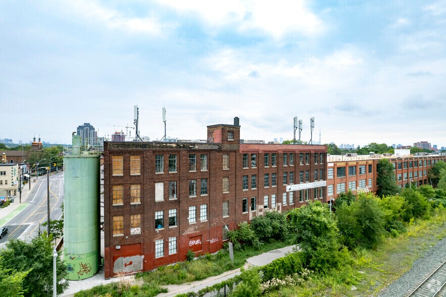 1655 Dupont St, Toronto, ON à louer - Photo du bâtiment - Image 2 de 10