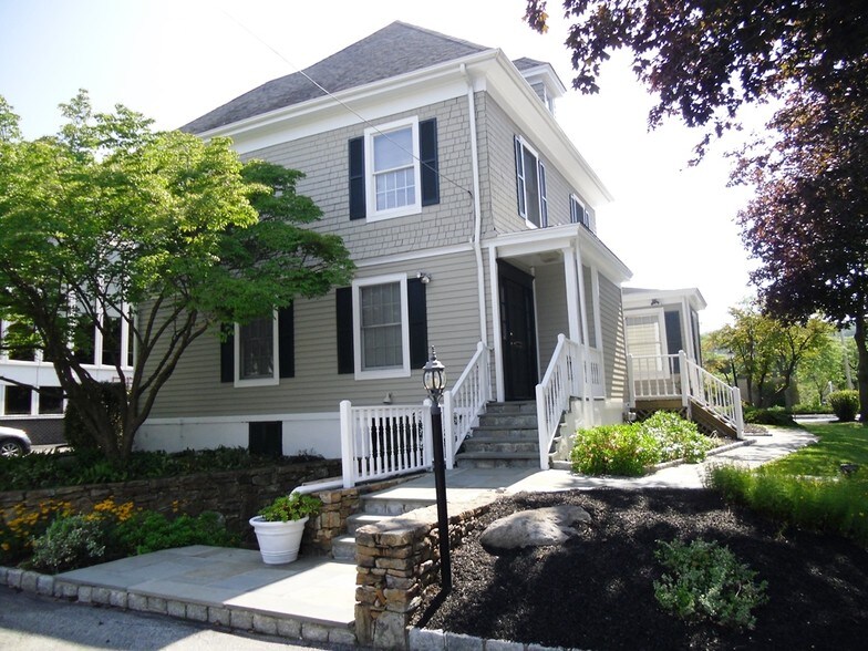1952 Commerce St, Yorktown Heights, NY à vendre - Photo du bâtiment - Image 3 de 4