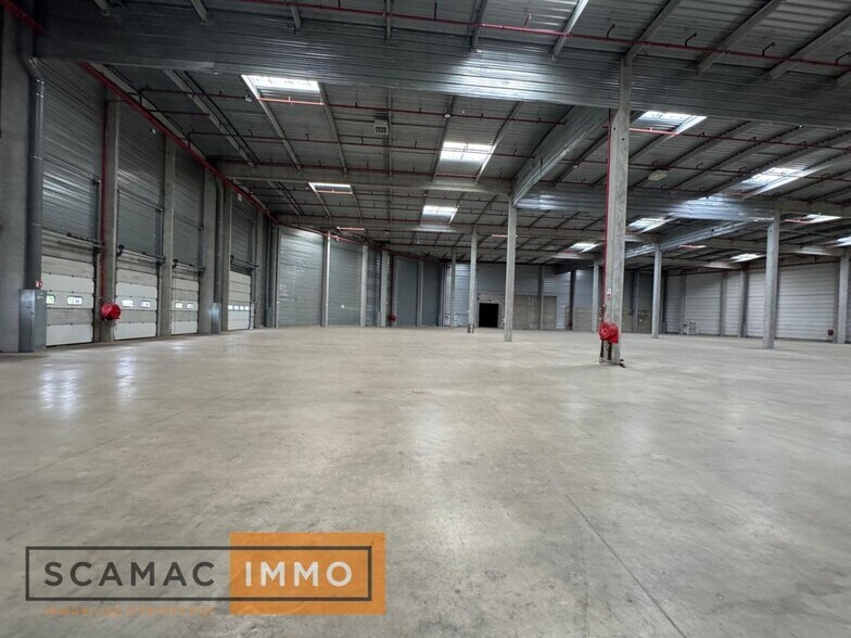 Industrial in Combs-la-Ville for lease - Building Photo - Image 1 of 14
