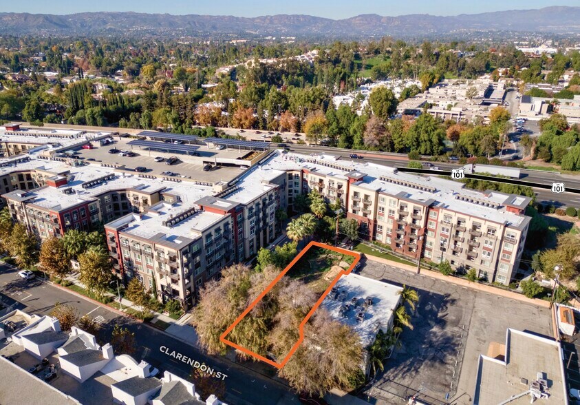 22045 Clarendon St, Woodland Hills, CA à vendre - Photo du bâtiment - Image 2 de 10