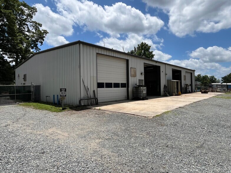 6415 Lakeview Rd, Charlotte, NC à louer - Photo du bâtiment - Image 3 de 17