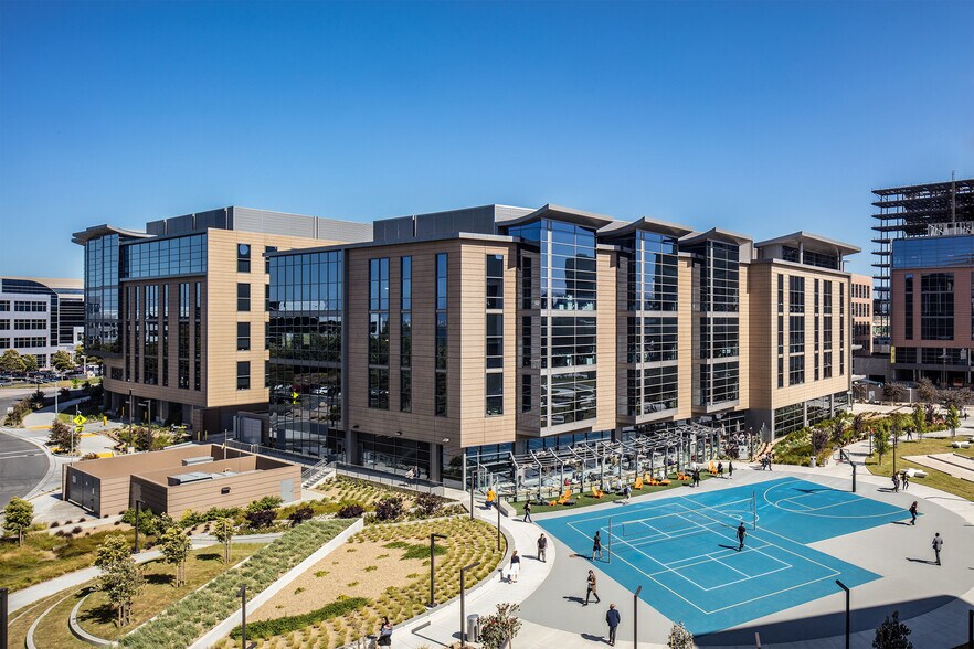 111 Oyster Point Blvd, South San Francisco, CA à louer - Photo du bâtiment - Image 1 de 1