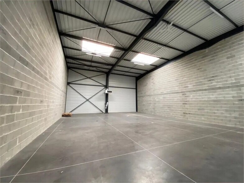 Office in Saint-Priest for lease - Interior Photo - Image 3 of 5