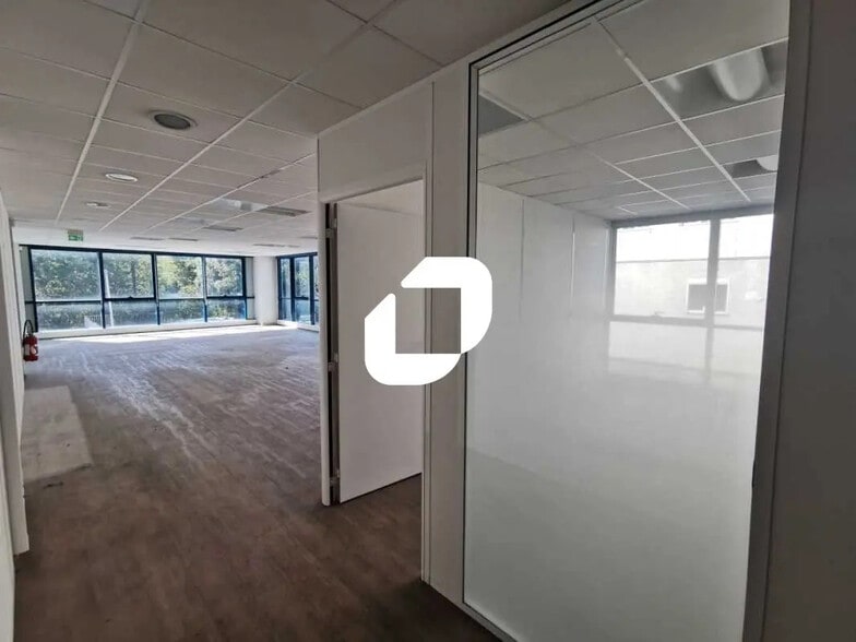 533 Avenue Du Général De Gaulle, Clamart for lease - Building Photo - Image 3 of 48