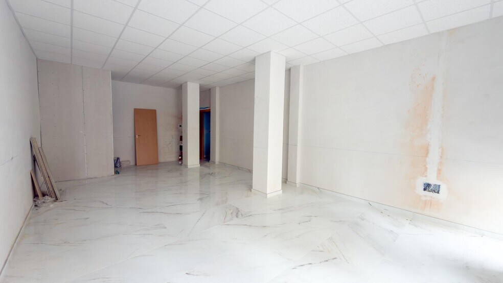 Retail in Cieza for lease - Interior Photo - Image 2 of 4