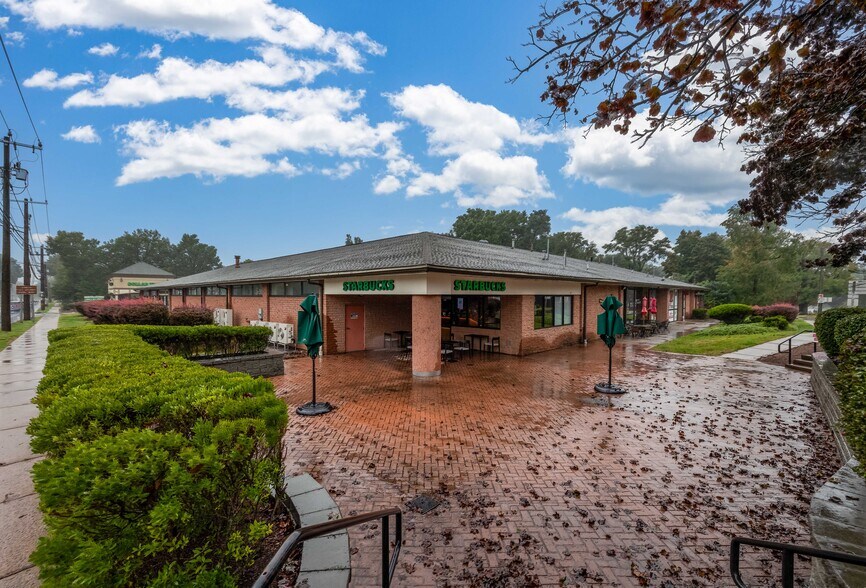 18 Cedar St, Newington, CT à louer - Photo du bâtiment - Image 2 de 22