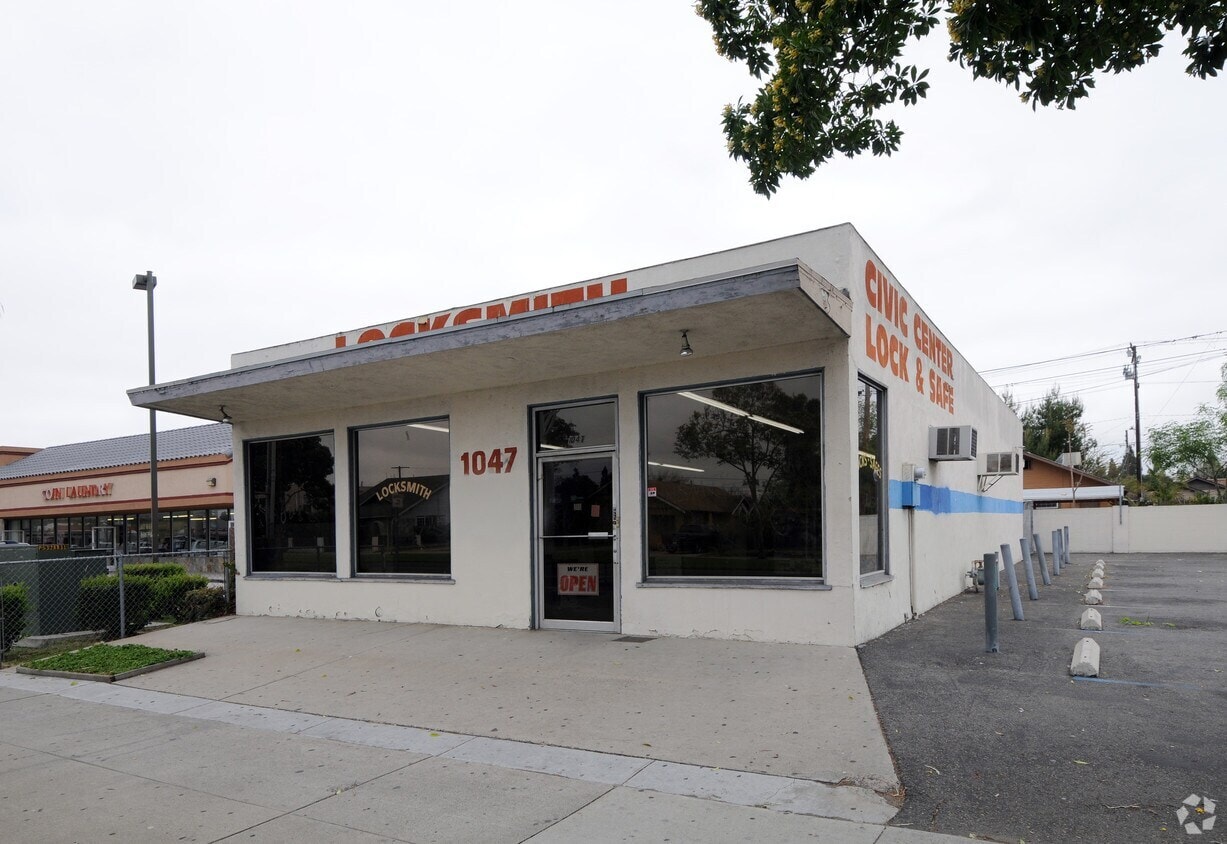 1047 W 1st St, Santa Ana, CA for lease Primary Photo- Image 1 of 7