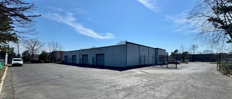 7 Old Dock Rd, Yaphank, NY à vendre - Photo du bâtiment - Image 3 de 24