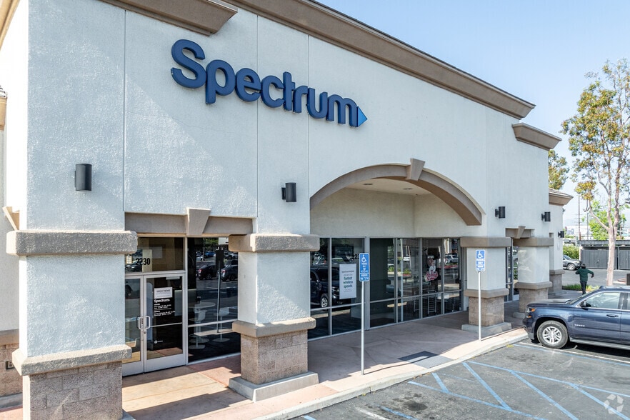 2232 E 17th St, Santa Ana, CA for lease - Building Photo - Image 2 of 4