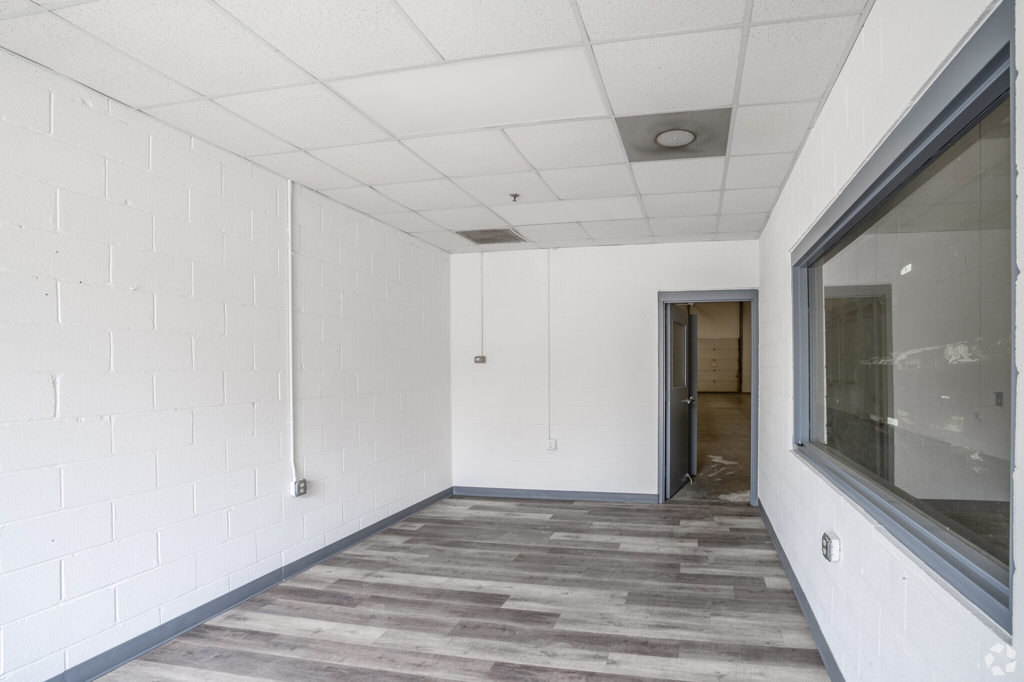 963 N Burnt Hickory Rd, Douglasville, GA for lease Interior Photo- Image 1 of 10