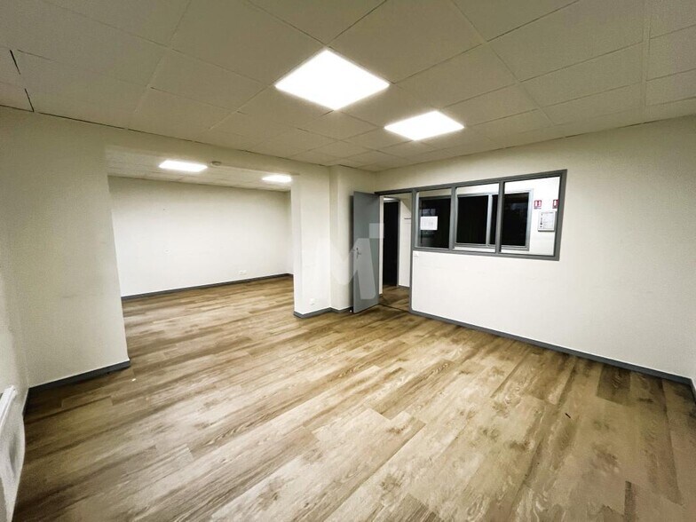 Office in Grigny for lease - Interior Photo - Image 2 of 16