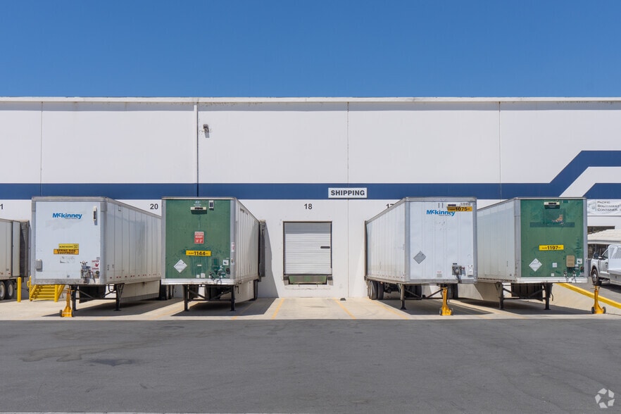 800 N Plaza Dr, Visalia, CA for lease - Building Photo - Image 2 of 3