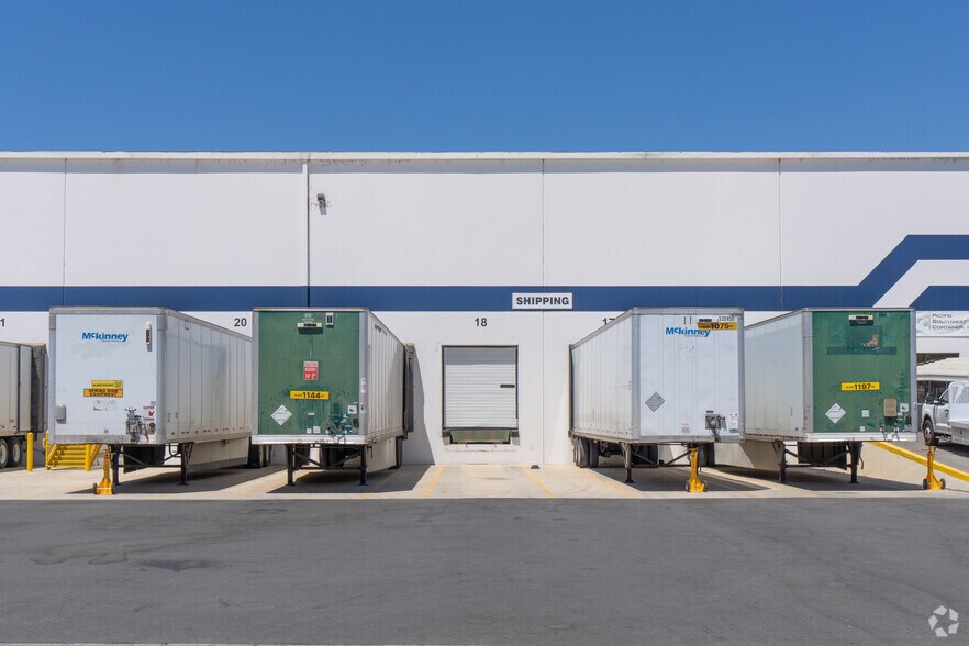 800 N Plaza Dr, Visalia, CA à louer - Photo du bâtiment - Image 2 de 3