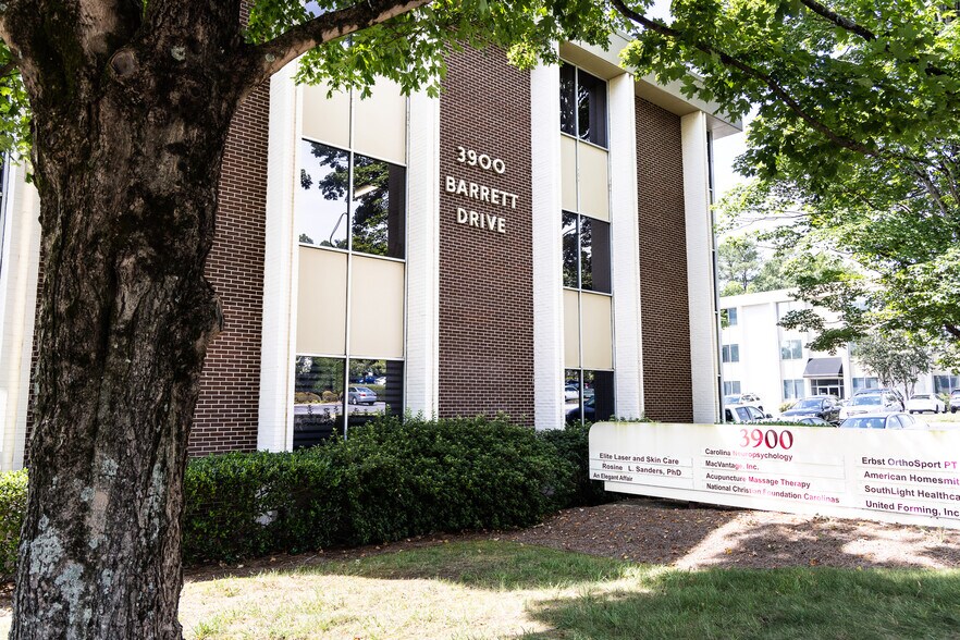 3900 Barrett Dr, Raleigh, NC à louer - Photo du bâtiment - Image 3 de 3