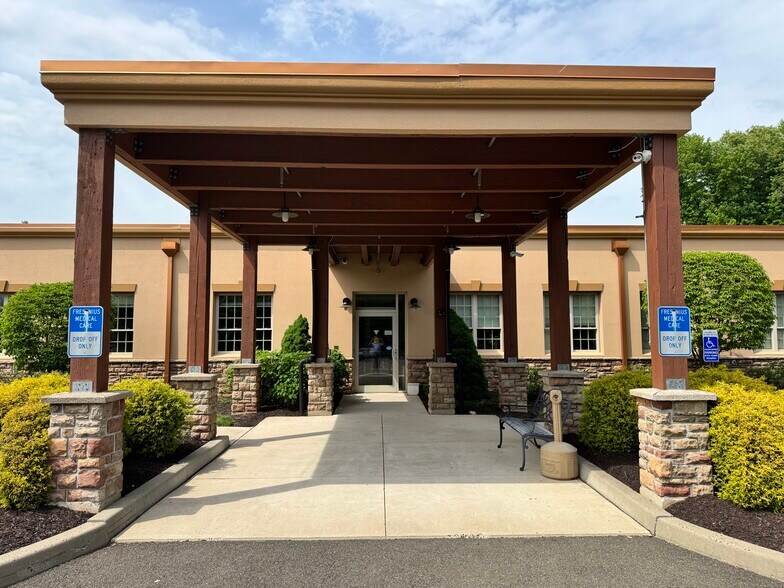 341 West St, Southington, CT à vendre - Photo du bâtiment - Image 3 de 9