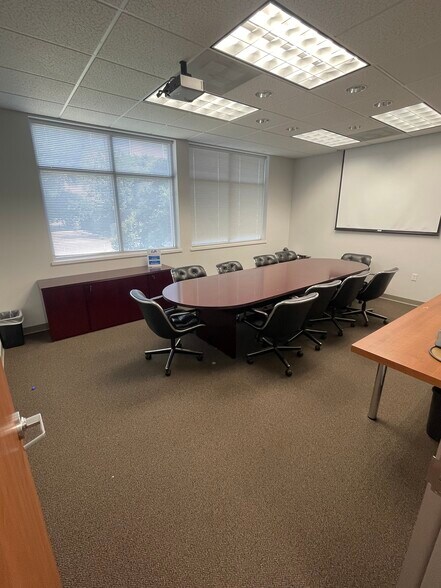 5625 Schumacher Ln, Houston, TX à louer - Photo du bâtiment - Image 3 de 10