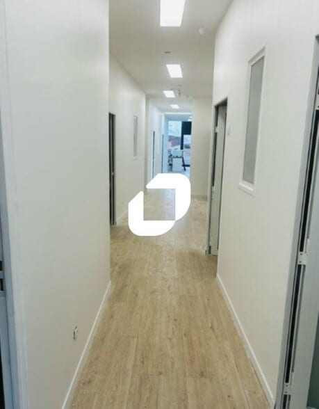 Flex in Saint-Cloud for lease - Interior Photo - Image 2 of 4
