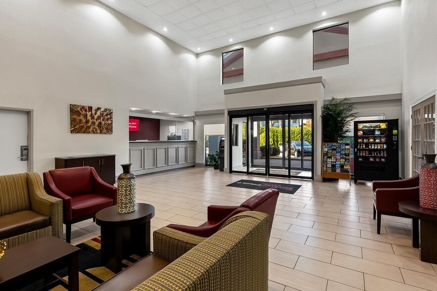 2450 Old National Pky, College Park, GA for sale - Building Photo - Image 3 of 8