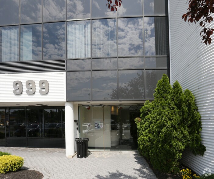 999 Walt Whitman Rd, Melville, NY à louer - Photo du bâtiment - Image 3 de 7