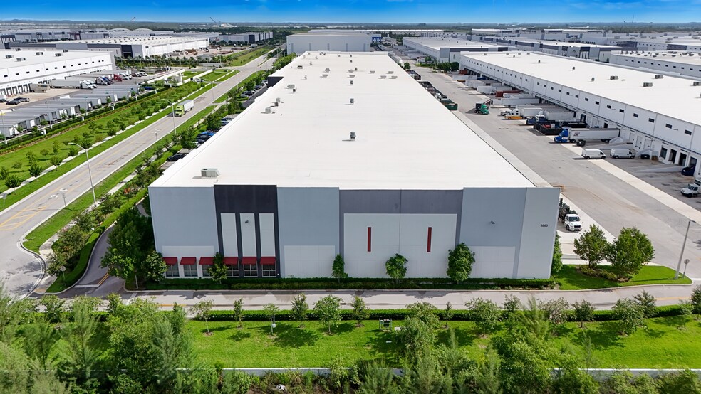 3980 W 104th St, Hialeah, FL à louer - Photo du bâtiment - Image 2 de 2