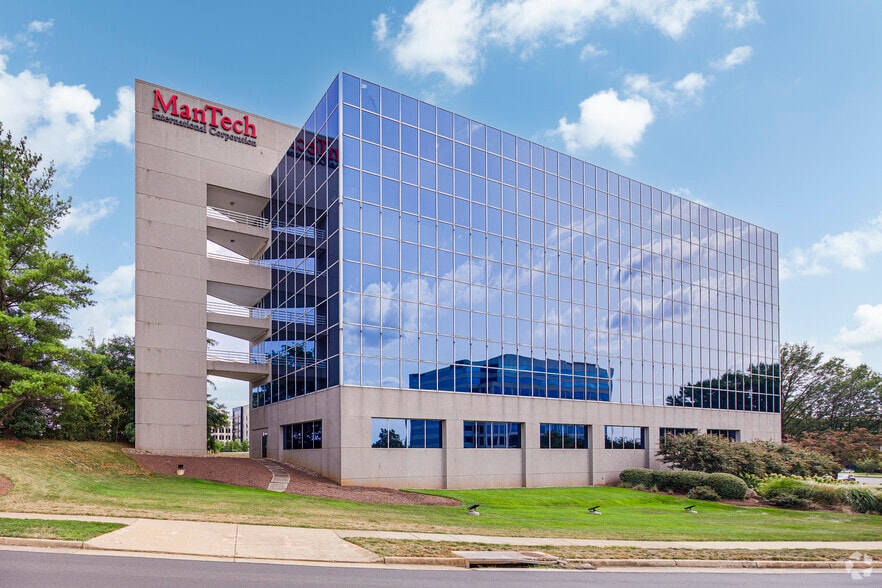 13755 Sunrise Valley Dr, Herndon, VA for lease - Building Photo - Image 2 of 19