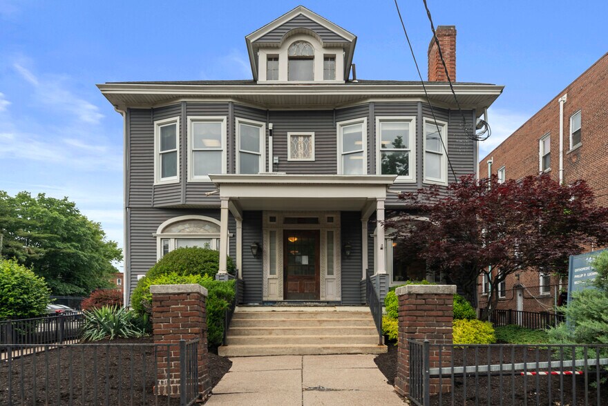 1481 Chapel St, New Haven, CT à vendre - Photo du bâtiment - Image 1 de 61