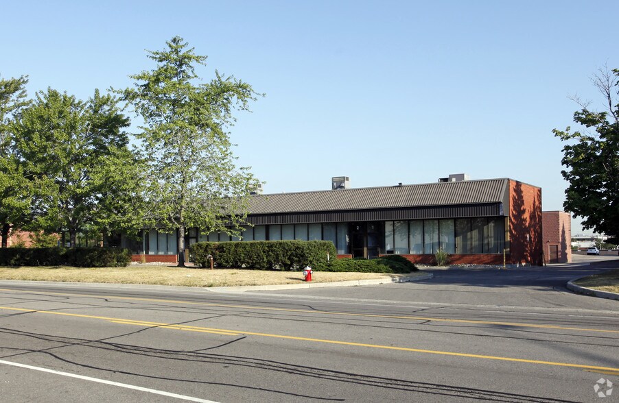 315 Traders Blvd E, Mississauga, ON à vendre - Photo du bâtiment - Image 2 de 5