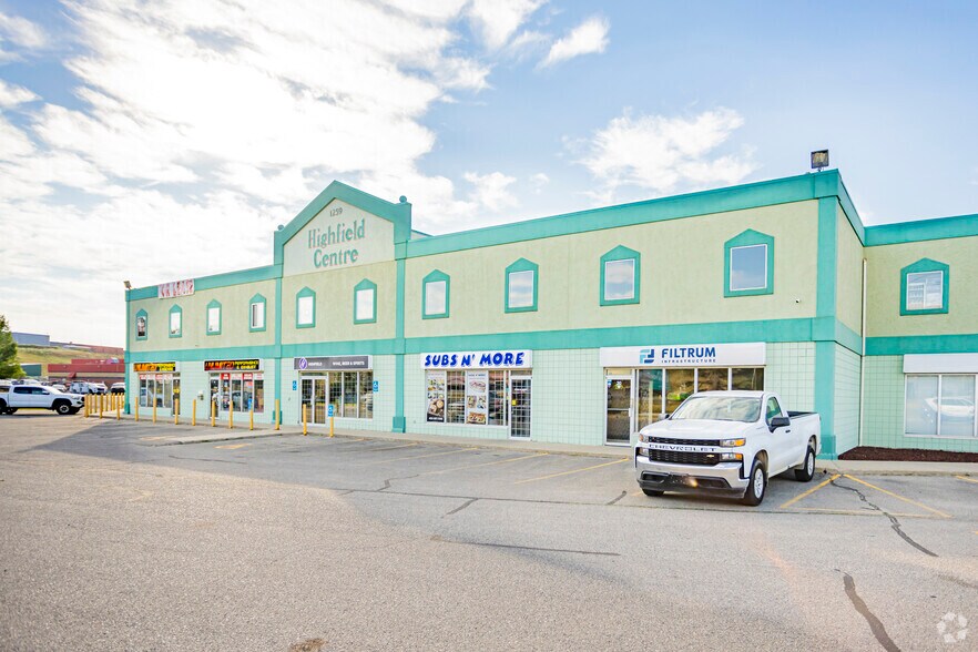 1259 Highfield Cres SE, Calgary, AB à louer - Photo du bâtiment - Image 2 de 7