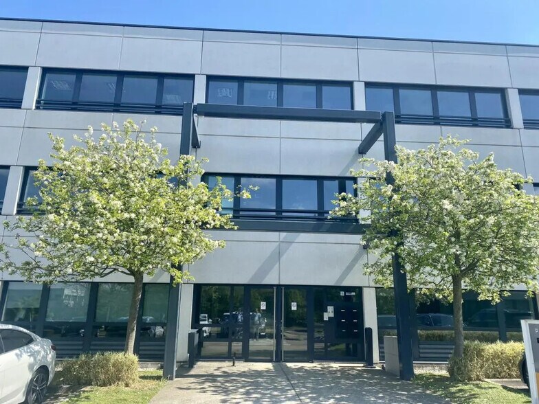 Office in Saint-Priest for lease - Building Photo - Image 2 of 27