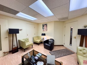 687 Straits Tpke, Middlebury, CT for lease Interior Photo- Image 2 of 8