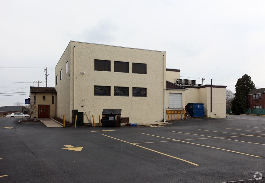 3207 W West Chester Pike, Newtown Square, PA à louer - Photo du bâtiment - Image 2 de 11