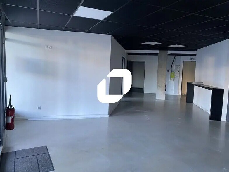 Retail in Talence for lease - Interior Photo - Image 2 of 8