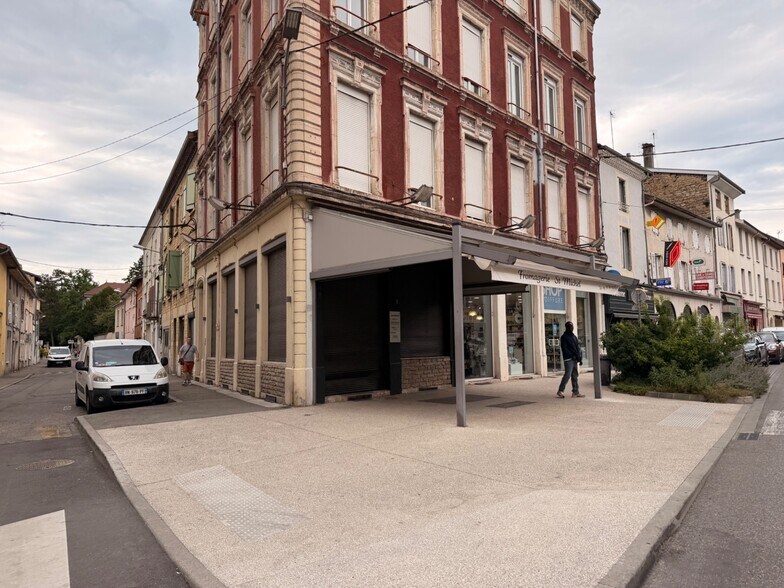 Retail in Bourgoin Jallieu for lease - Building Photo - Image 2 of 8