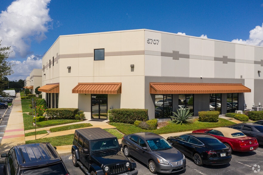 5707 Dot Com Ct, Oviedo, FL à louer - Photo du bâtiment - Image 3 de 6
