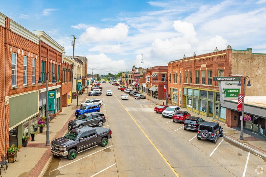 817 4th Ave, Grinnell, IA for lease - Aerial - Image 3 of 3