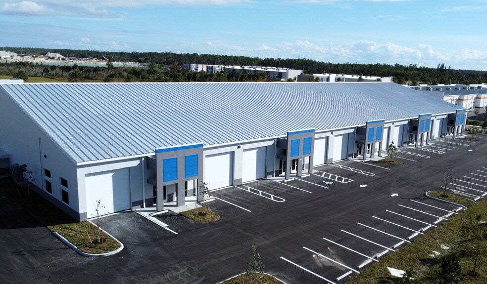 16330 Innovation Ln, Fort Myers, FL à vendre - Photo du bâtiment - Image 2 de 12