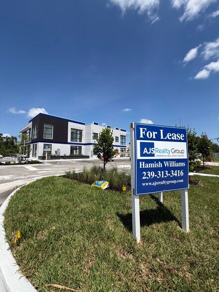 14230 Metropolis Ave, Fort Myers, FL à louer - Photo du bâtiment - Image 2 de 6