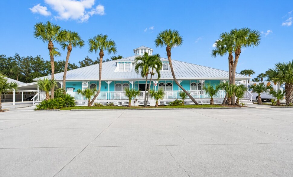 1342 Colonial Blvd, Fort Myers, FL à louer - Photo du bâtiment - Image 2 de 9