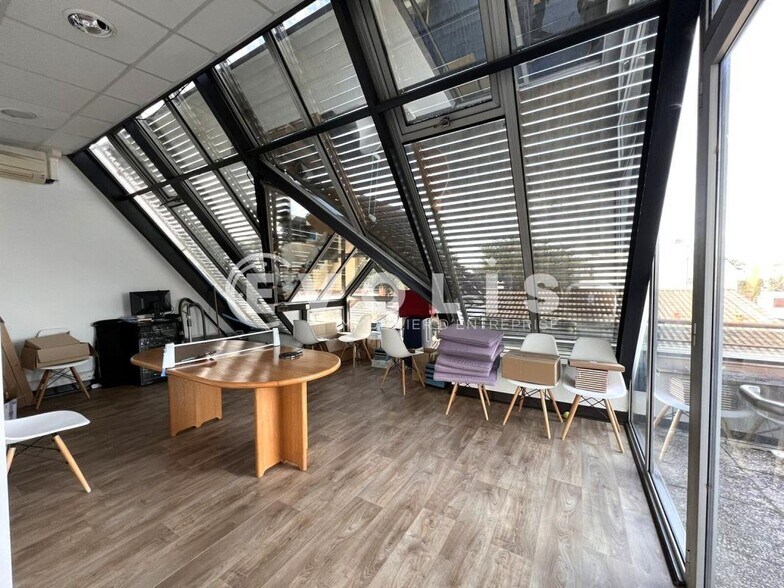 Office in Bordeaux for lease - Interior Photo - Image 3 of 5
