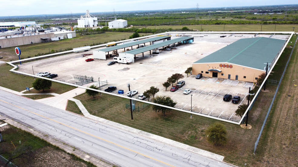 10425 Fischer Rd, Von Ormy, TX for sale - Primary Photo - Image 1 of 1