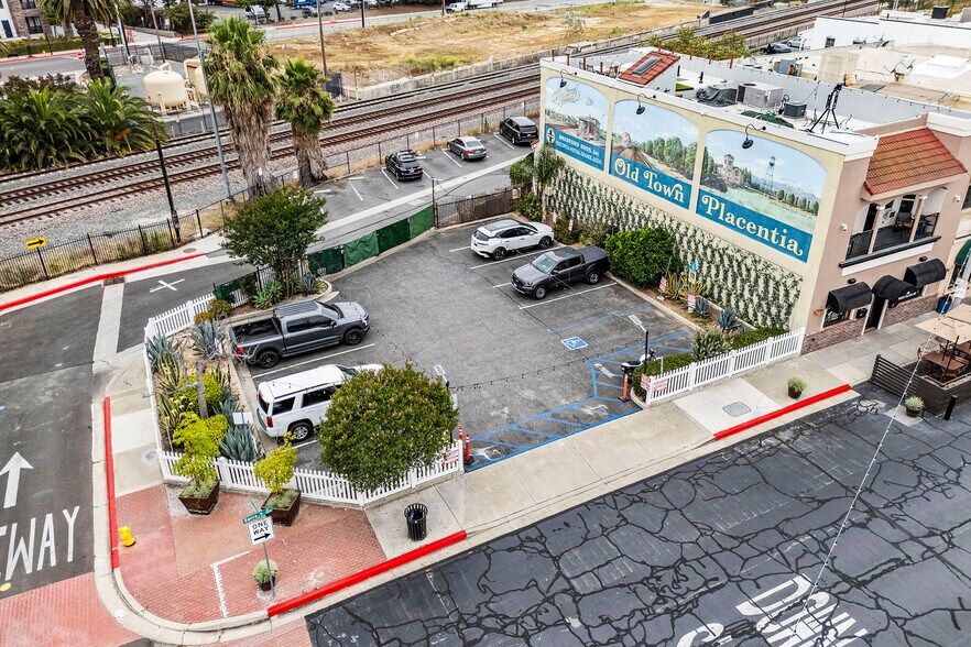 116 W Santa Fe Ave, Placentia, CA à vendre - Photo du bâtiment - Image 3 de 44