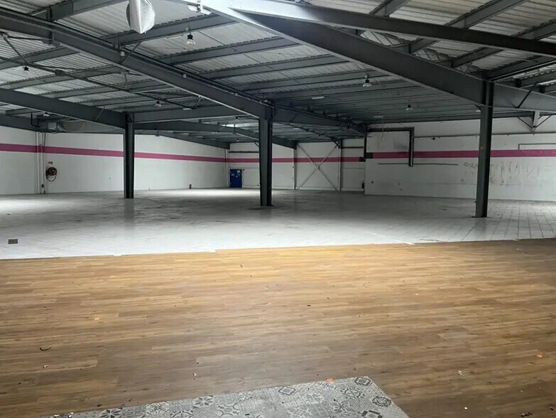 Retail in Maurepas for lease - Interior Photo - Image 3 of 11