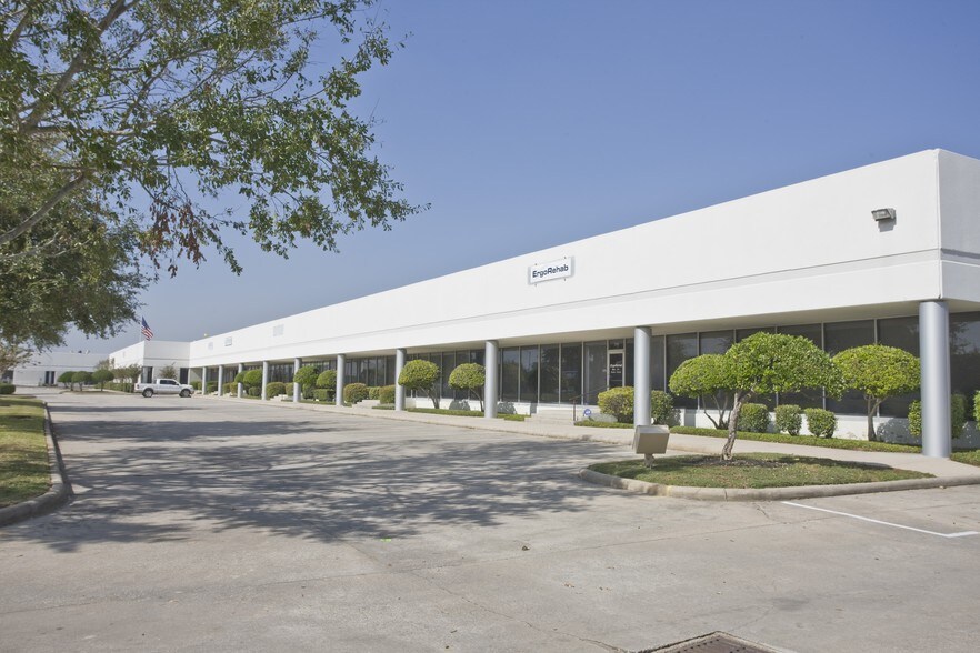 283 Lockhaven Dr, Houston, TX à louer - Photo du bâtiment - Image 3 de 13