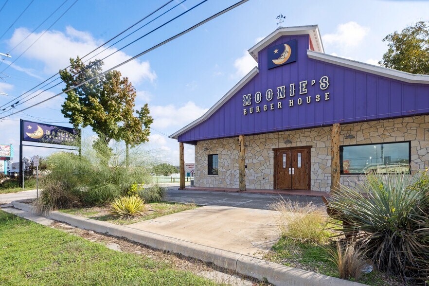 2411 N US Highway 281, Marble Falls, TX à vendre - Photo du bâtiment - Image 2 de 31