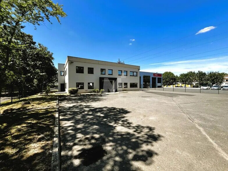 Flex in Lisses for lease - Building Photo - Image 1 of 15
