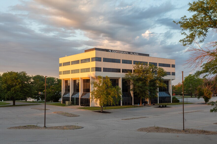 1501 42nd St, West Des Moines, IA à louer - Photo du bâtiment - Image 2 de 7