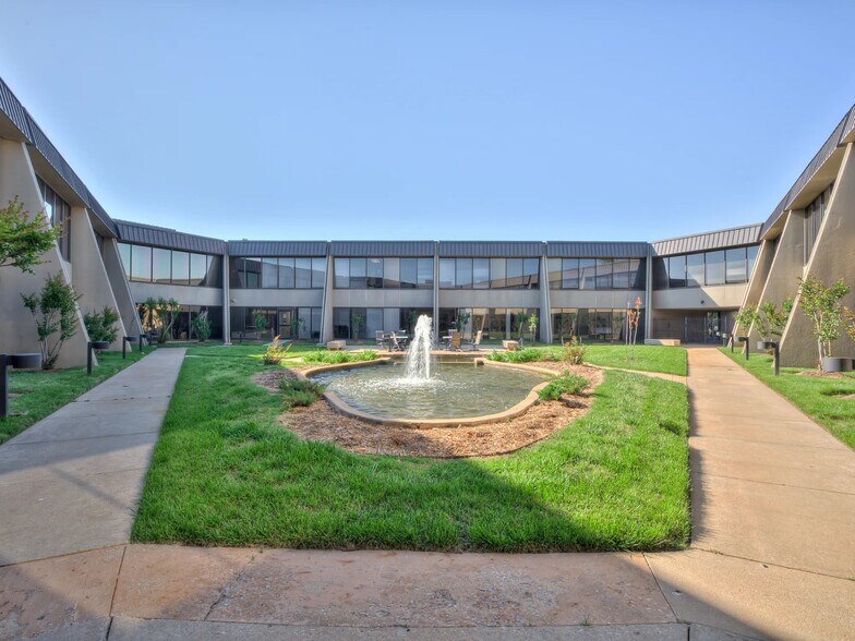 4334 NW Expressway, Oklahoma City, OK à louer - Photo du bâtiment - Image 3 de 7