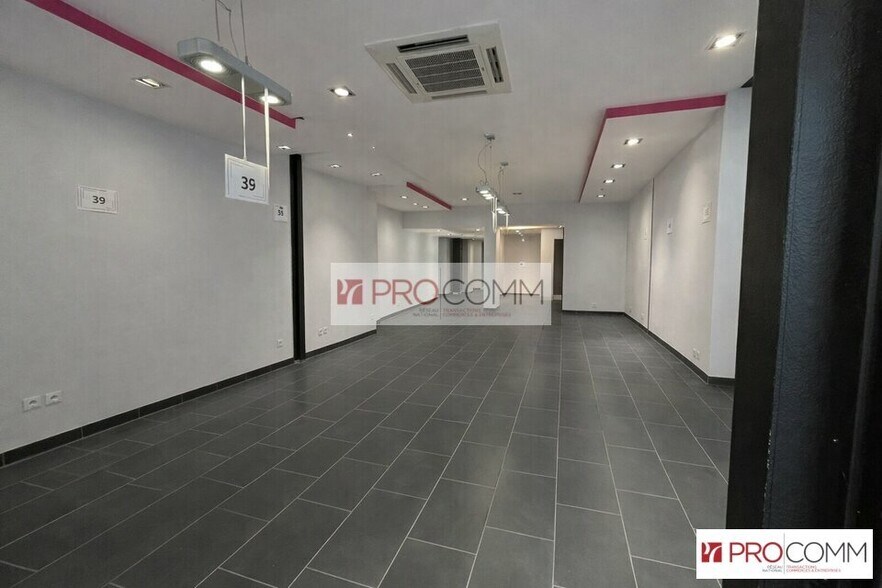 Retail in Chartres for lease - Interior Photo - Image 3 of 4