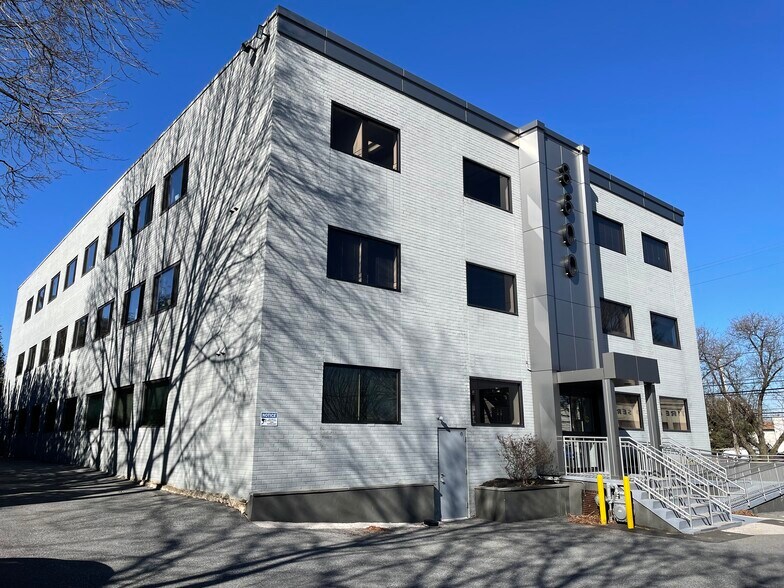 8600 West Chester Pike, Upper Darby, PA à louer - Photo du bâtiment - Image 2 de 7